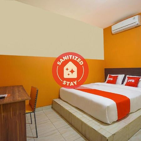 Super Oyo 2639 Oxy Townhouse Hotel Manado Bagian luar foto