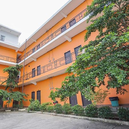 Super Oyo 2639 Oxy Townhouse Hotel Manado Bagian luar foto