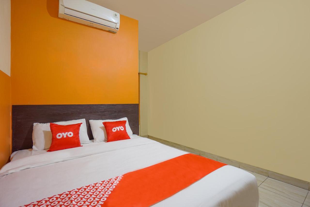 Super Oyo 2639 Oxy Townhouse Hotel Manado Bagian luar foto