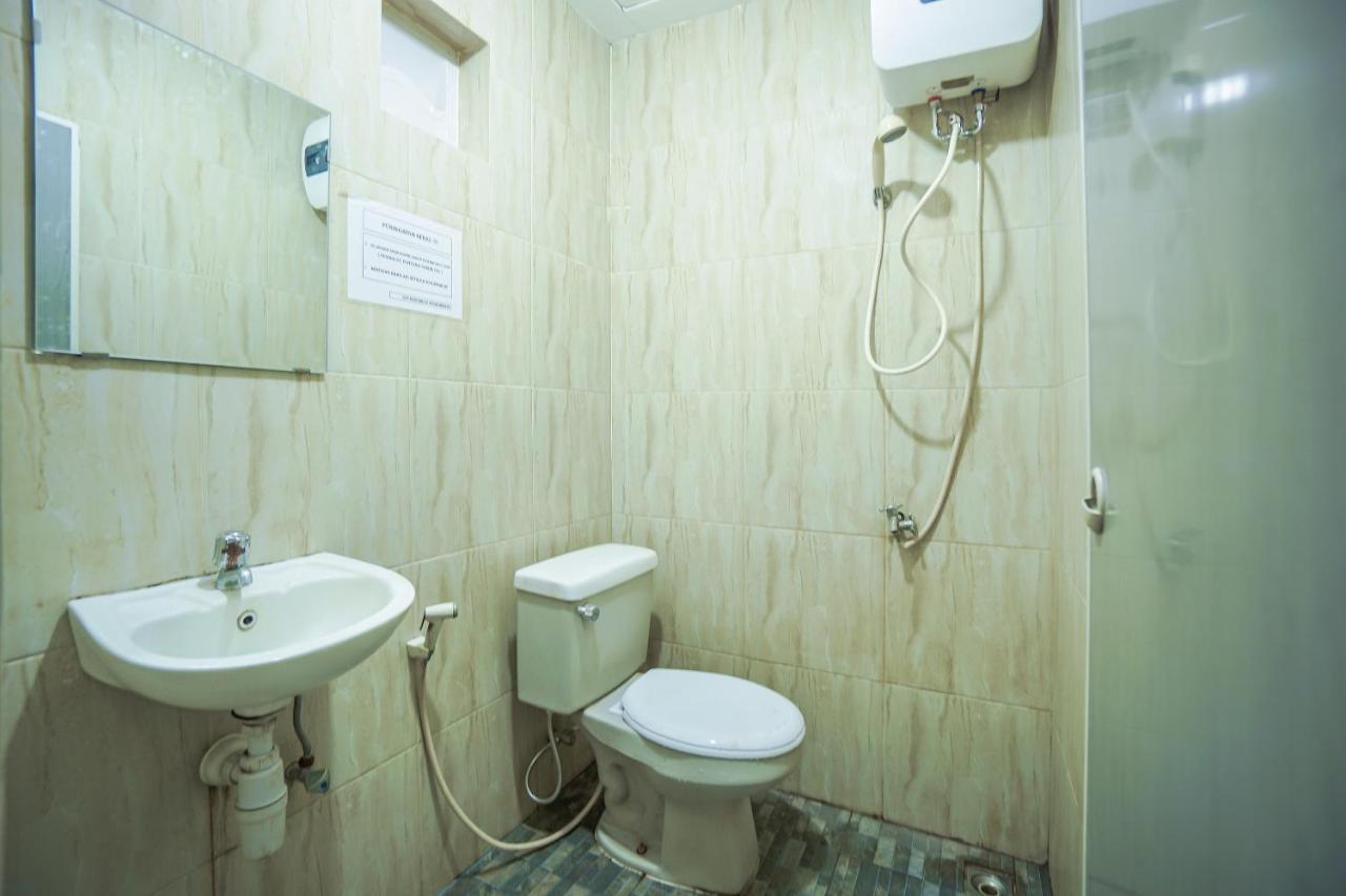 Super Oyo 2639 Oxy Townhouse Hotel Manado Bagian luar foto