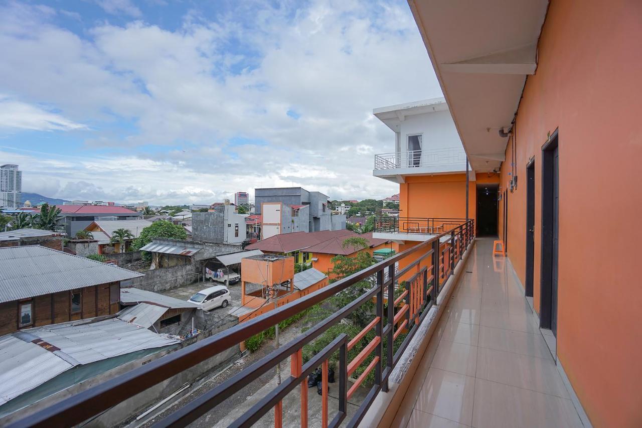 Super Oyo 2639 Oxy Townhouse Hotel Manado Bagian luar foto