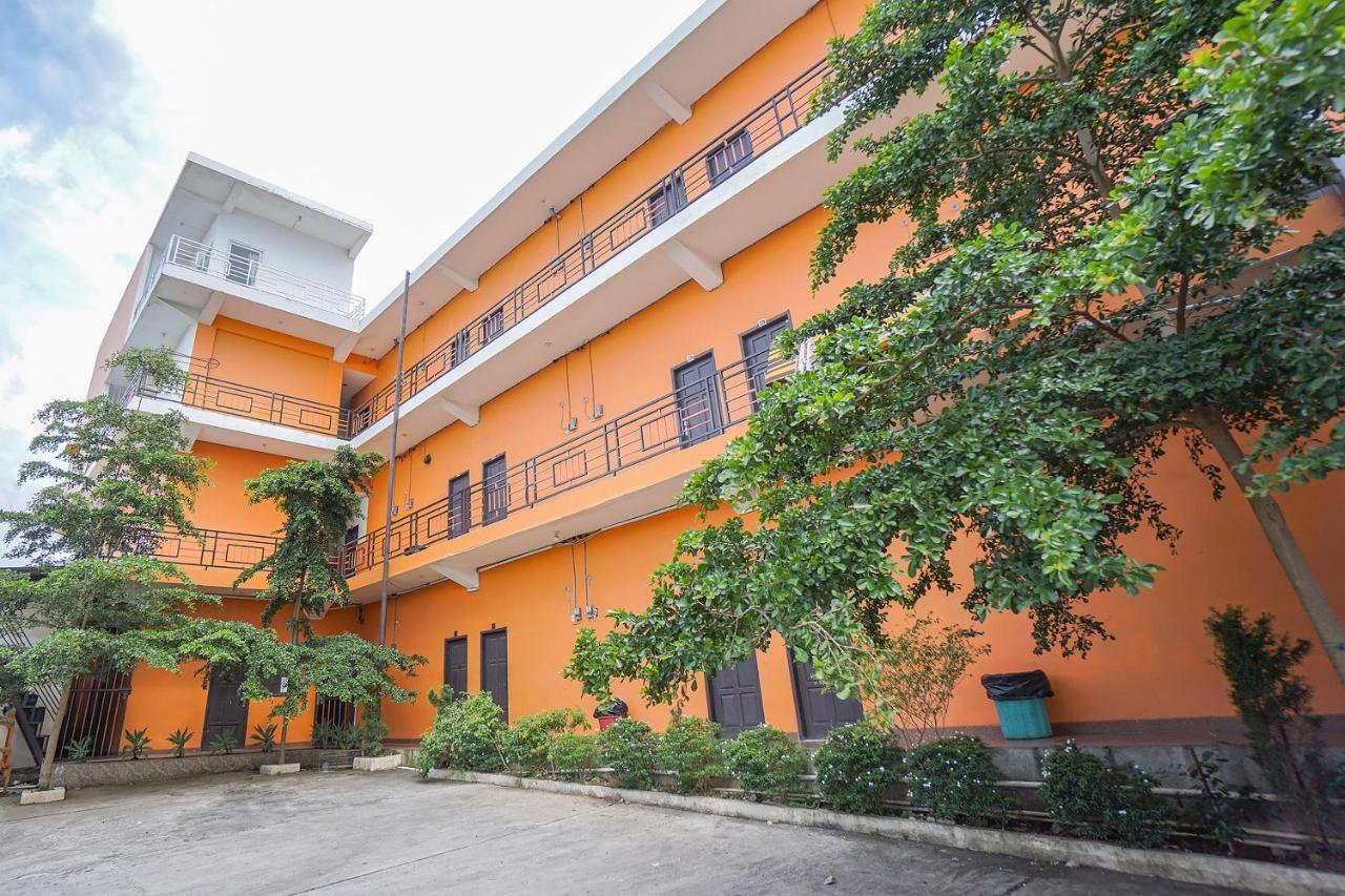 Super Oyo 2639 Oxy Townhouse Hotel Manado Bagian luar foto