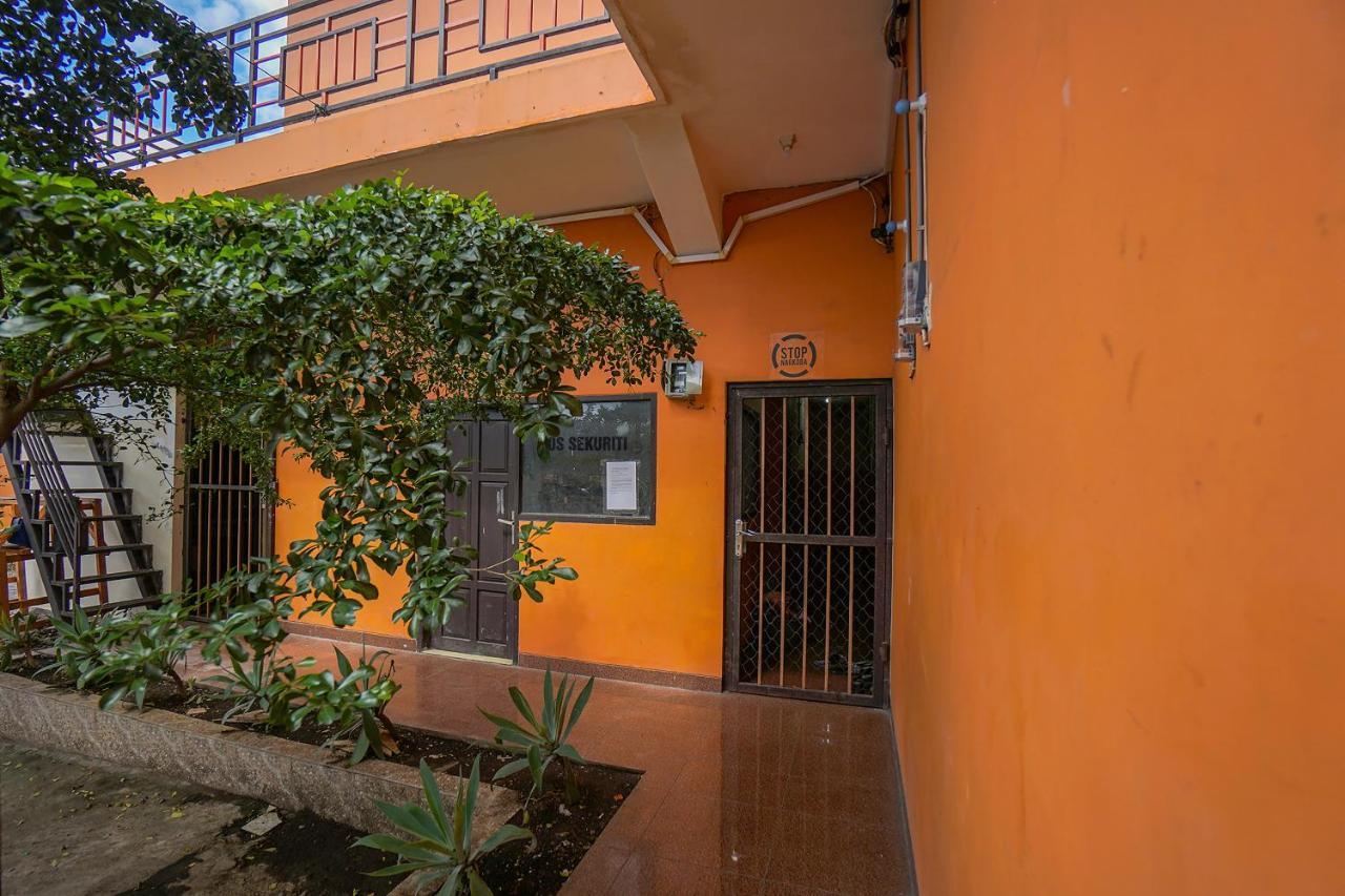 Super Oyo 2639 Oxy Townhouse Hotel Manado Bagian luar foto
